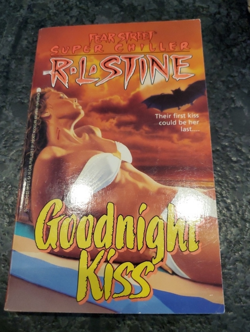 Fear Street Super Chiller #3: Goodnight Kiss by R.L. Stine 1st Edition 92 Horror